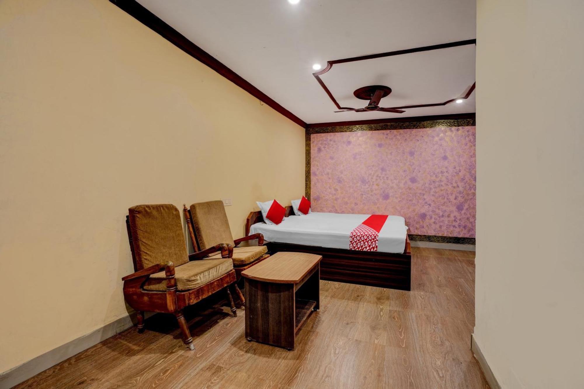 Oyo Royal Visakha Beach Guest House فيساخاباتنام المظهر الخارجي الصورة