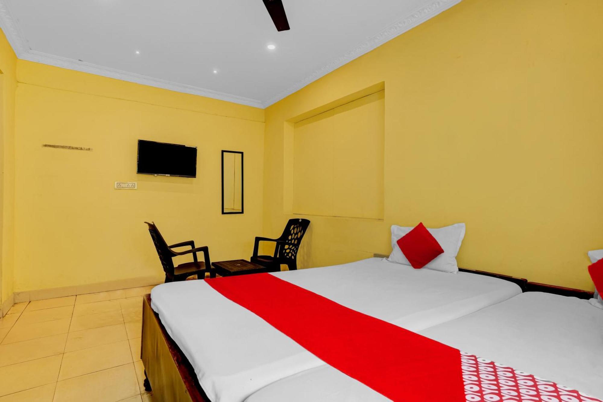 Oyo Royal Visakha Beach Guest House فيساخاباتنام المظهر الخارجي الصورة