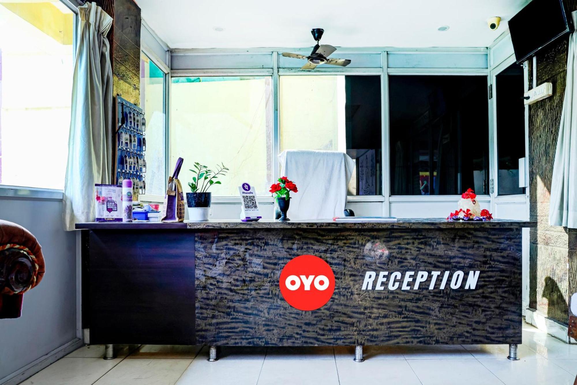Oyo Royal Visakha Beach Guest House فيساخاباتنام المظهر الخارجي الصورة