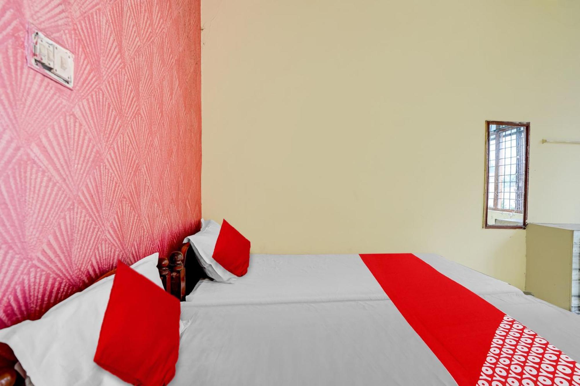 Oyo Royal Visakha Beach Guest House فيساخاباتنام المظهر الخارجي الصورة