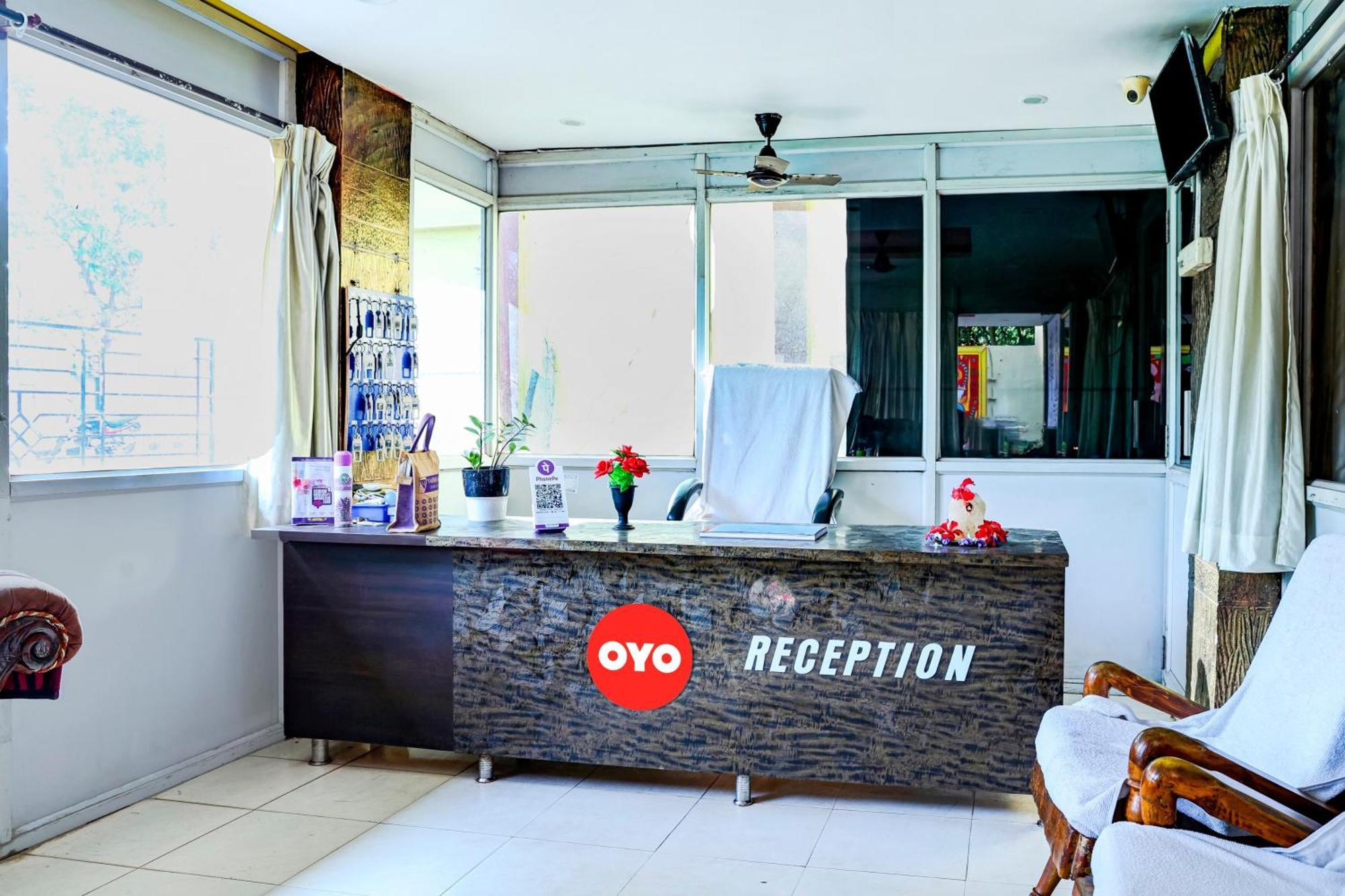 Oyo Royal Visakha Beach Guest House فيساخاباتنام المظهر الخارجي الصورة