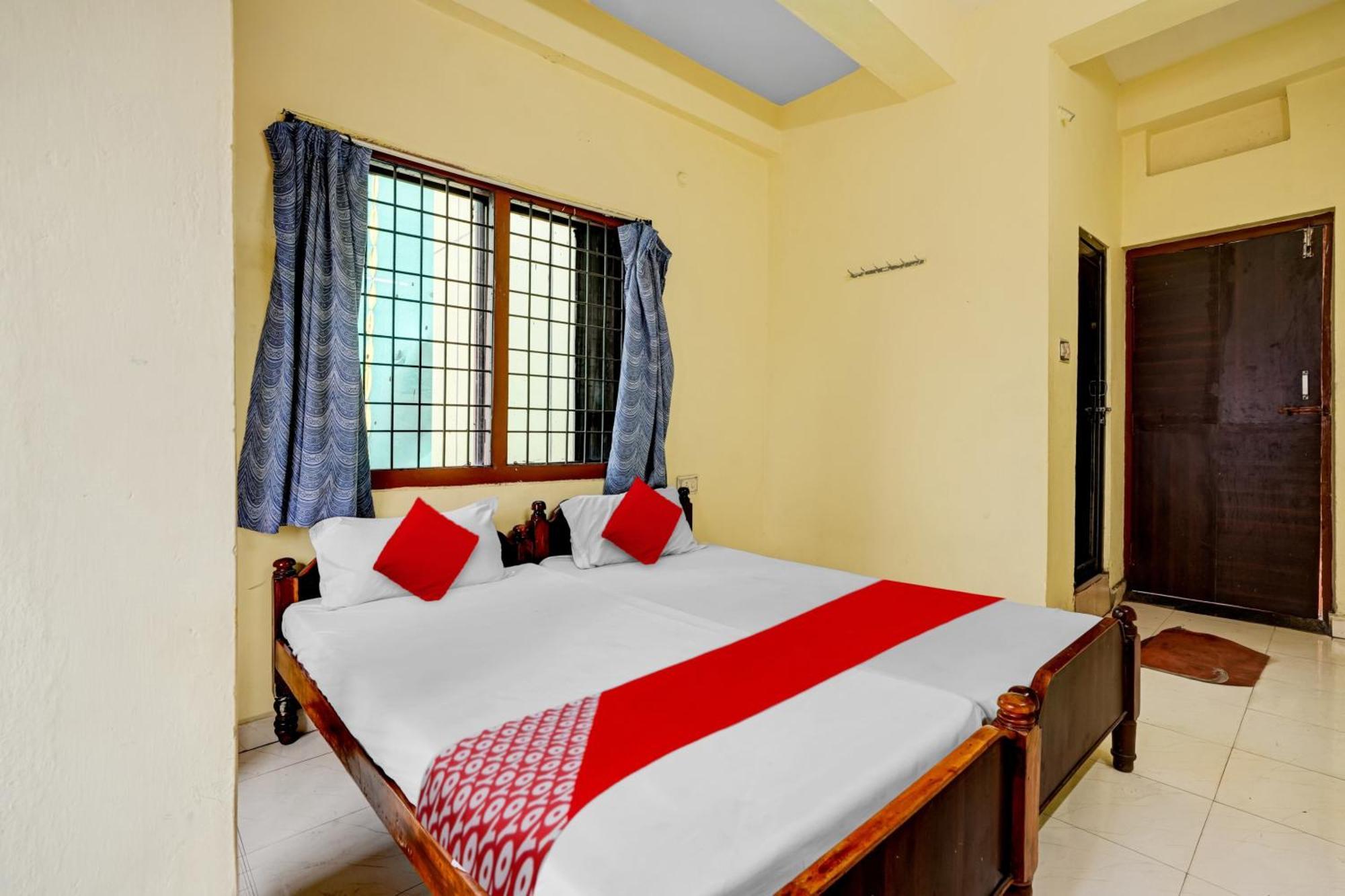 Oyo Royal Visakha Beach Guest House فيساخاباتنام المظهر الخارجي الصورة