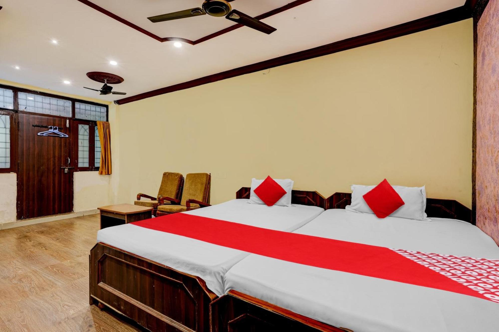 Oyo Royal Visakha Beach Guest House فيساخاباتنام المظهر الخارجي الصورة