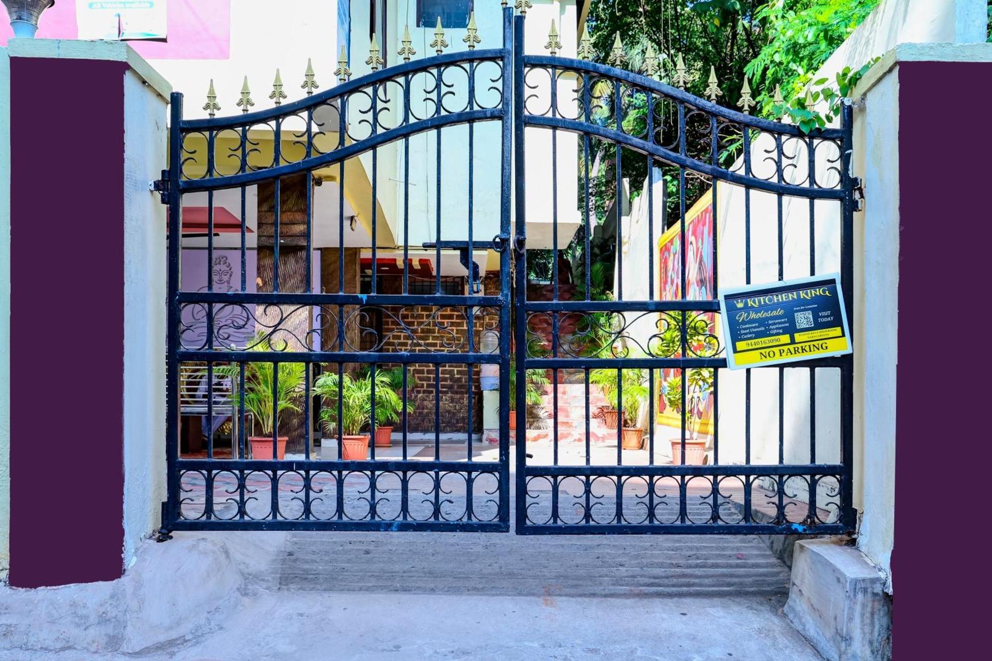 Oyo Royal Visakha Beach Guest House فيساخاباتنام المظهر الخارجي الصورة